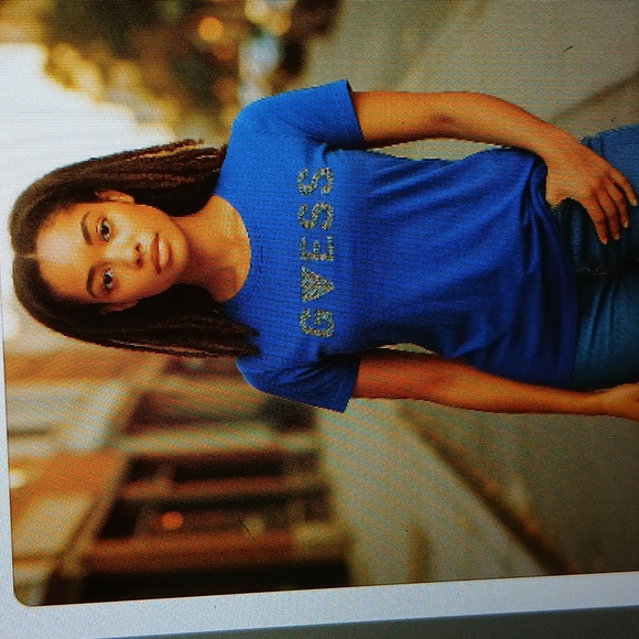 Short sleeve, scoop neck top with multi-bedazzled "GUESS" logo on front medium - Picture 2 of 11